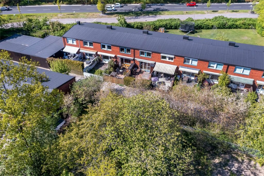 Stenläggning betongplattor uteplats gård BRF. Järfälla Jakobsberg