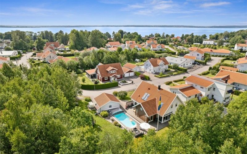 Byggnation av grund för trappsten till altan, flytta sten, montage i Täby Näsbypark